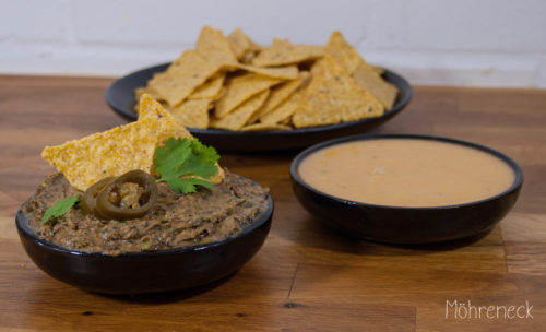 Nachos mit Bohnendip und veganer Käsesauce