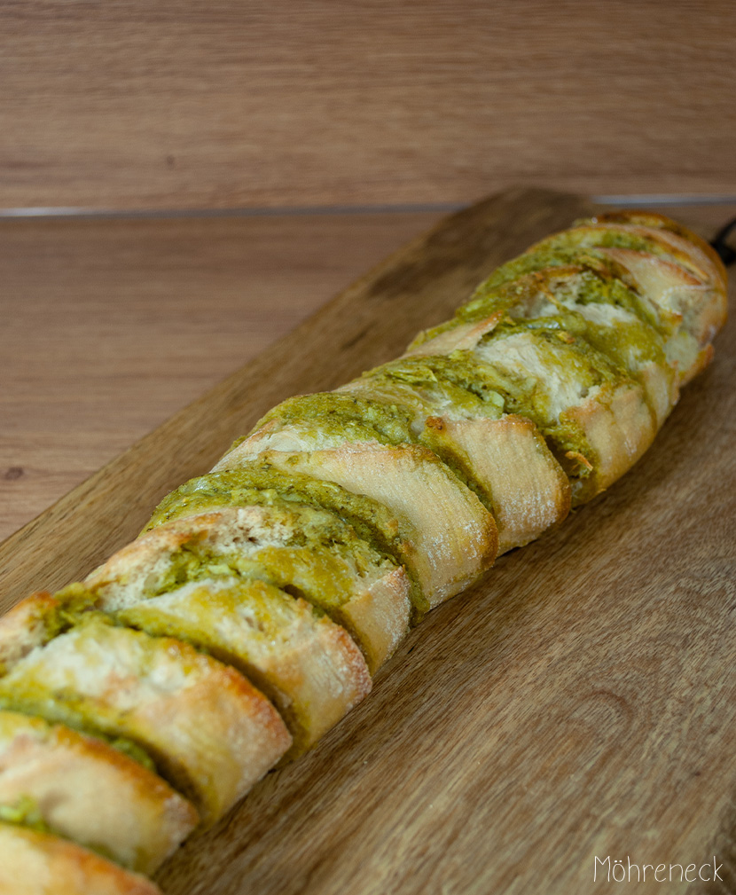 Pesto-Knoblauch-Baguette