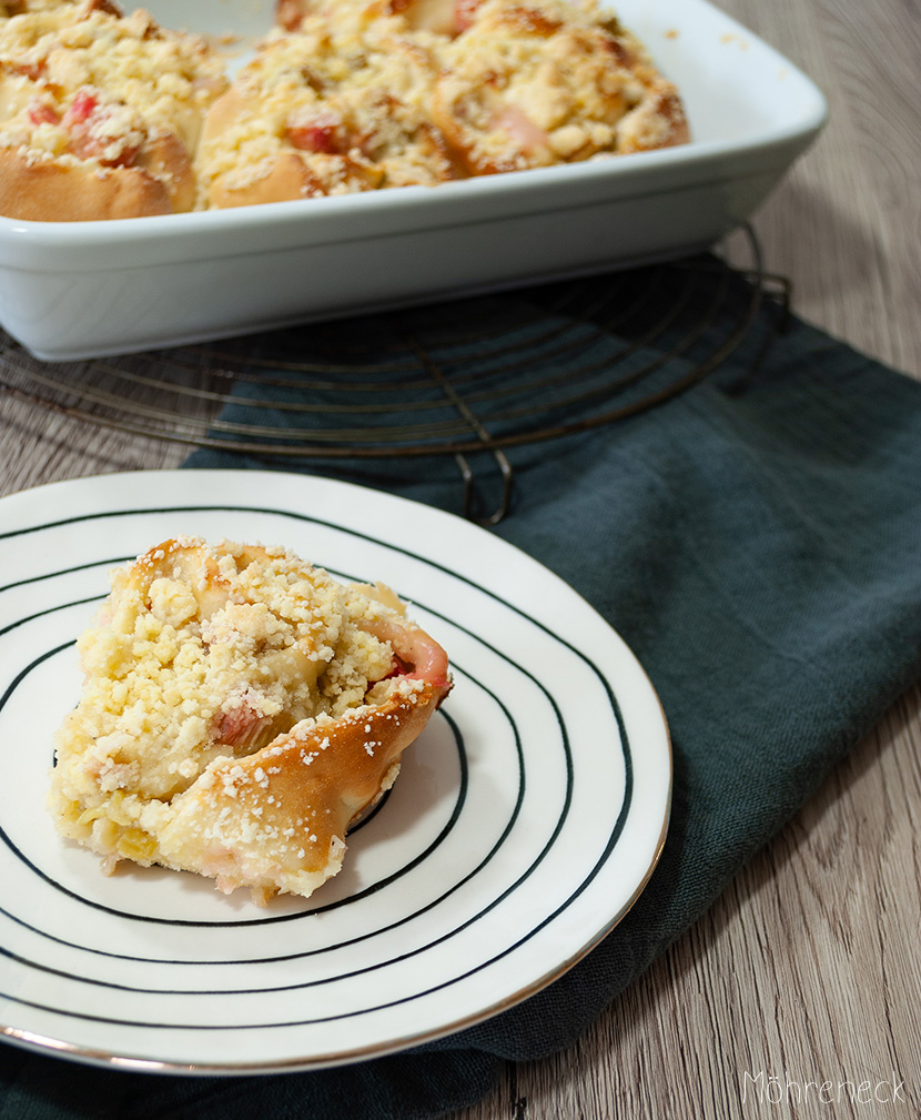 Rhabarber-Pudding-Schnecken mit Streusel