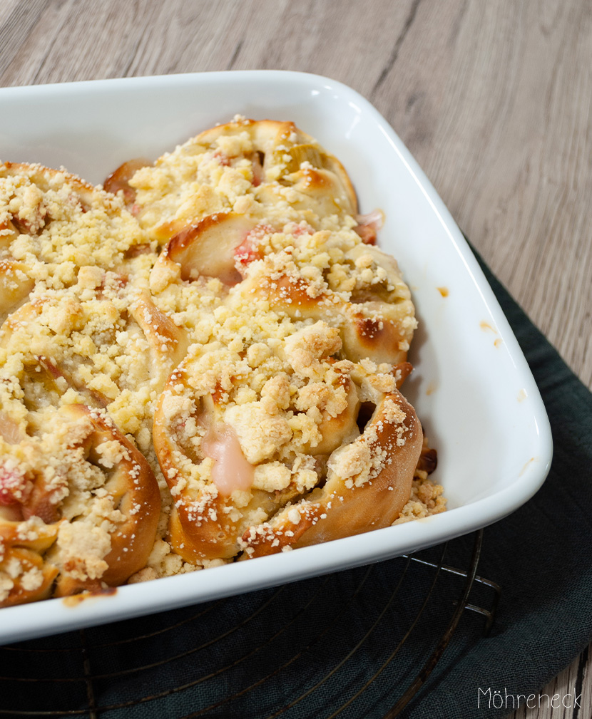 Rhabarber-Pudding-Schnecken mit Streuseln - Möhreneck