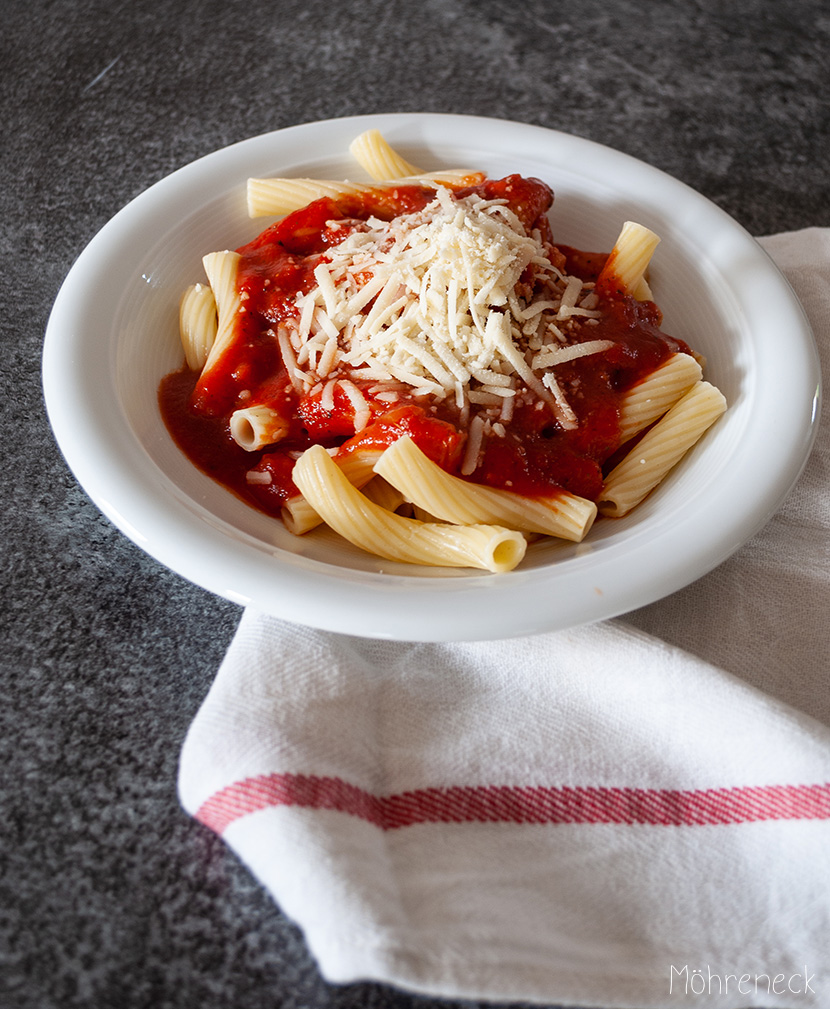 Pasta Napoli mit Reibekäse