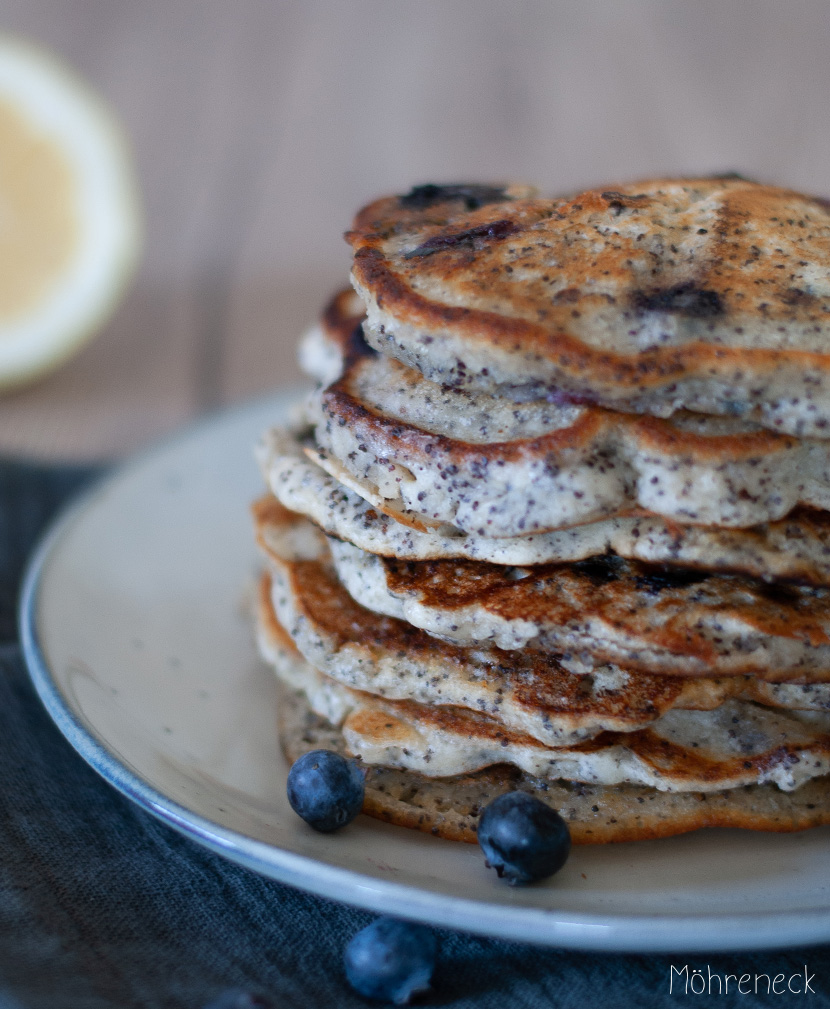 Zitronen-Mohn-Pancakes mit Blaubeeren