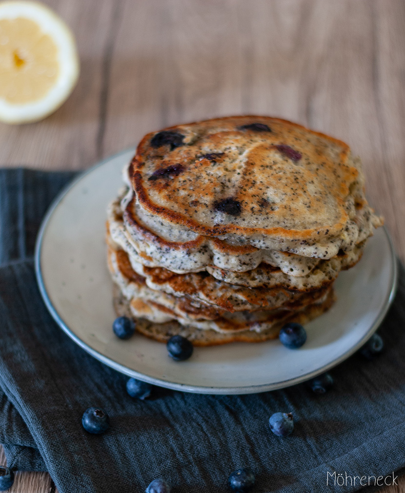 Zitronen-Mohn-Pancakes mit Blaubeeren - Möhreneck