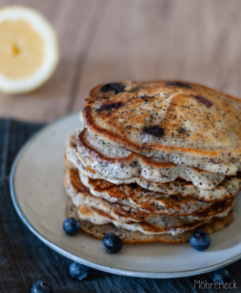 Zitronen-Mohn-Pancakes mit Blaubeeren