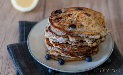 Zitronen-Mohn-Pancakes mit Blaubeeren