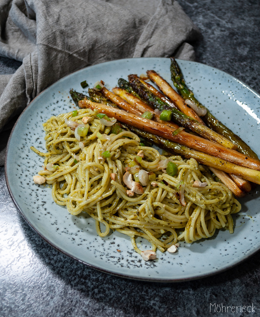 karamellisierter Spargel mit Pesto-Pasta