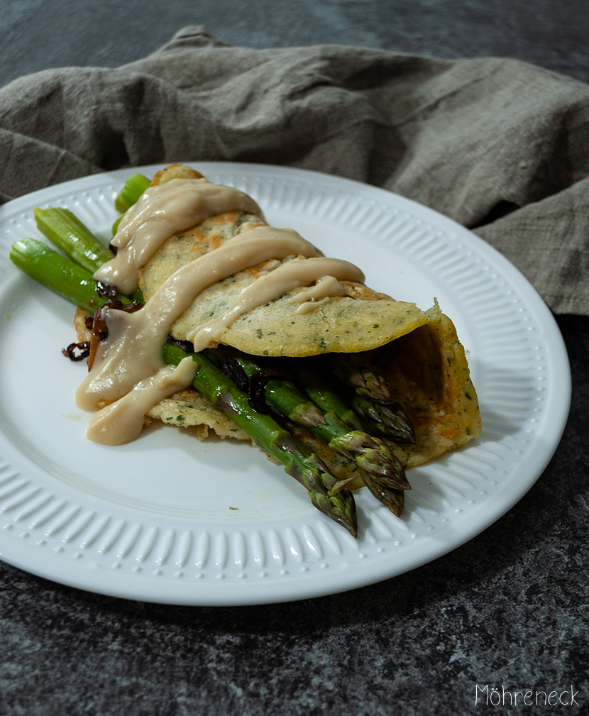 Kräuter-Pfannkuchen mit grünem Spargel