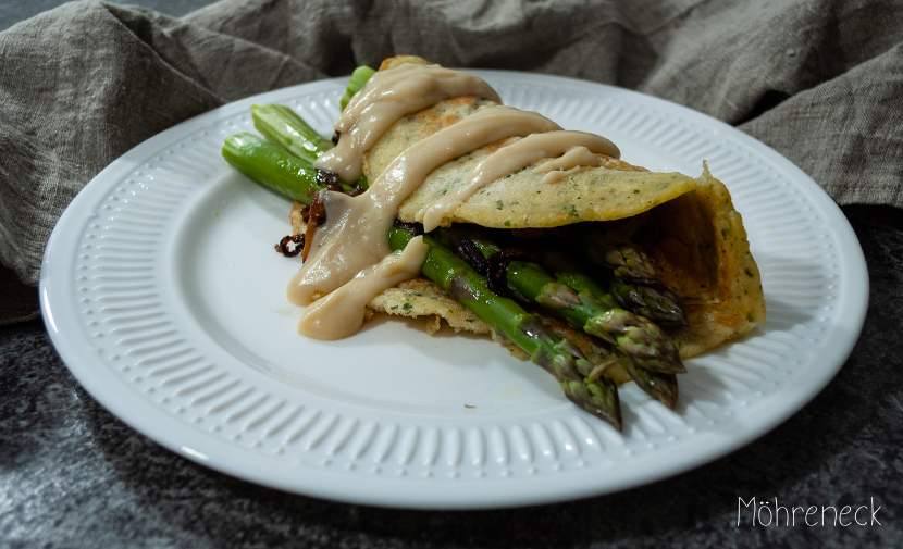 Kräuter-Pfannkuchen mit grünem Spargel