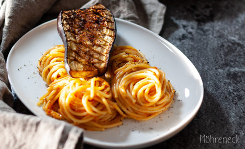 Pasta mit Paprikasauce und Auberginen