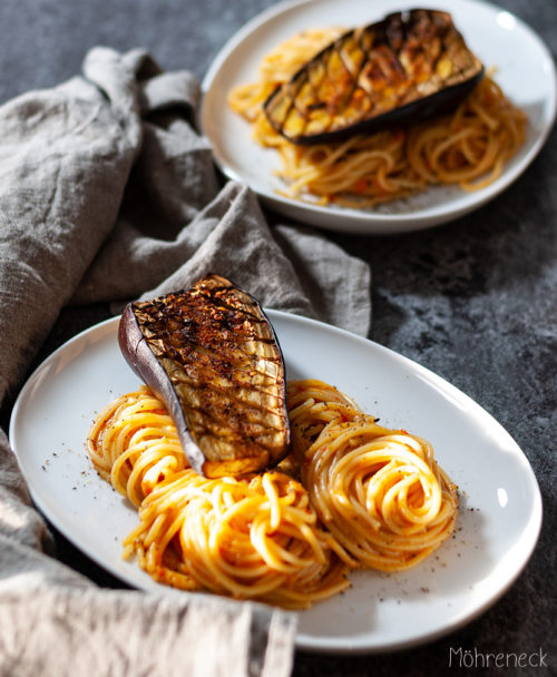 Pasta mit Paprikasauce und Auberginen