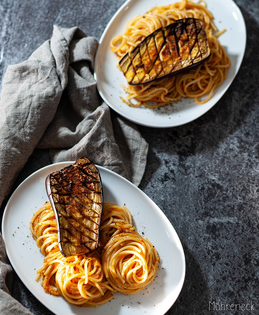 Pasta mit Paprikasauce und Auberginen