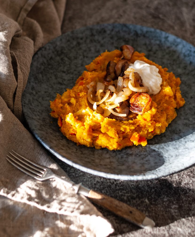 Kürbis-Kartoffel-Püree mit gebratenen Auberginen