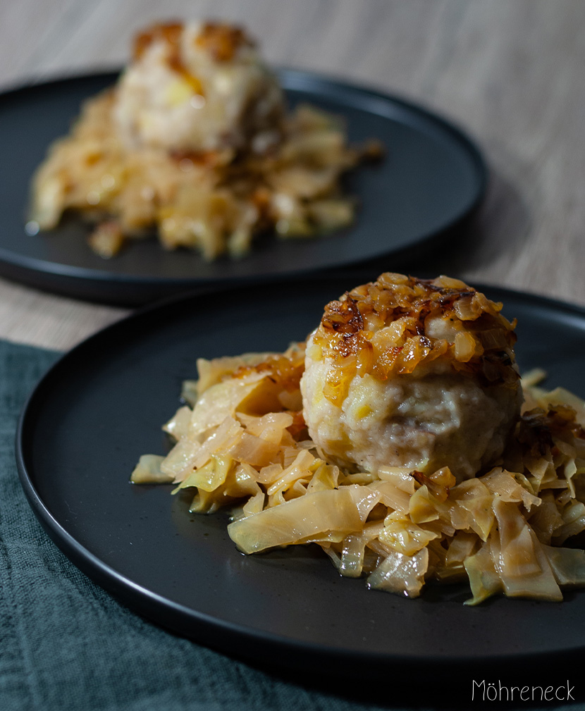 Knödel mit Räuchertofu auf Kraut