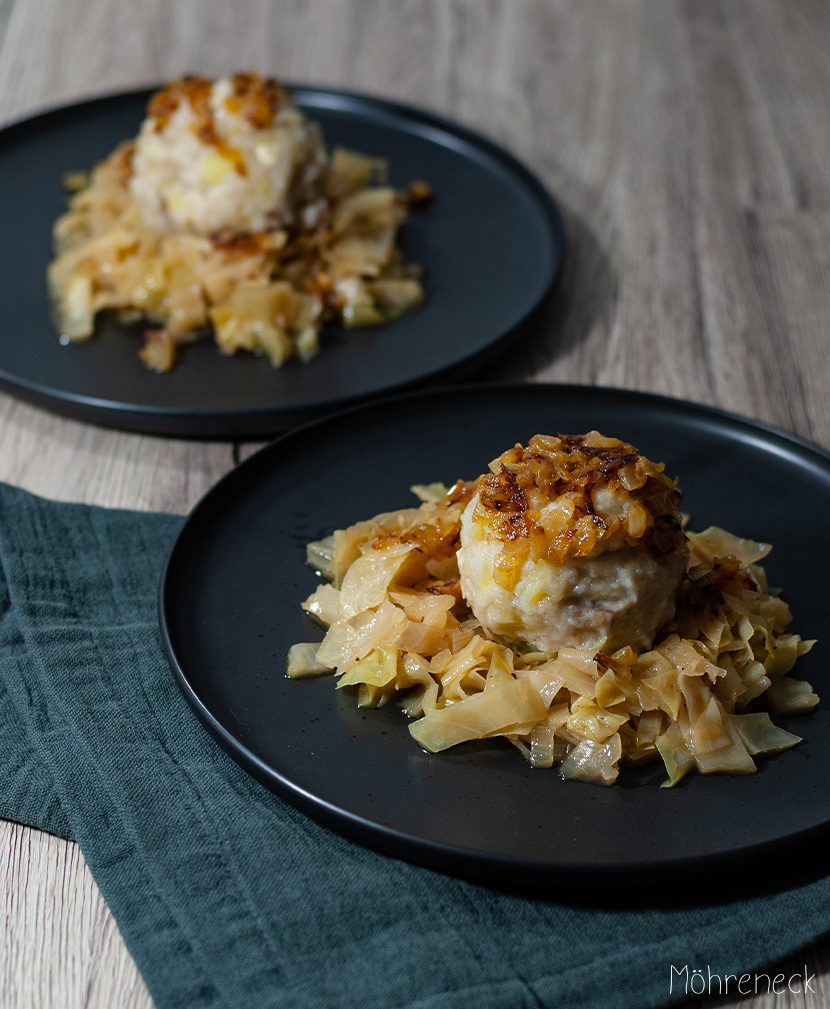 Knödel mit Räuchertofu auf Kraut