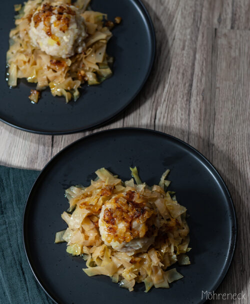 Knödel mit Räuchertofu auf Kraut