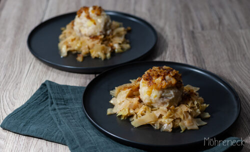 Knödel mit Räuchertofu auf Kraut