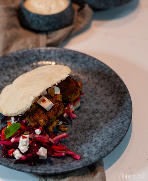 Falafel-Sandwich mit Wurzelgemüsesalat