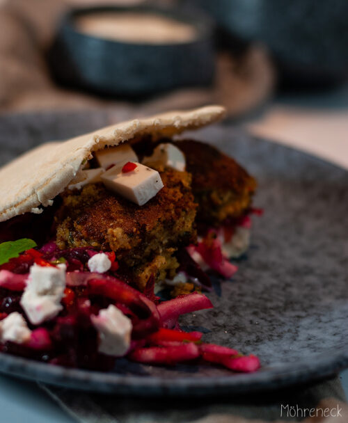 Falafel-Sandwich mit Wurzelgemüsesalat