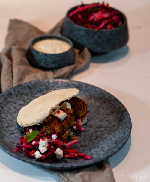 Falafel-Sandwich mit Wurzelgemüsesalat