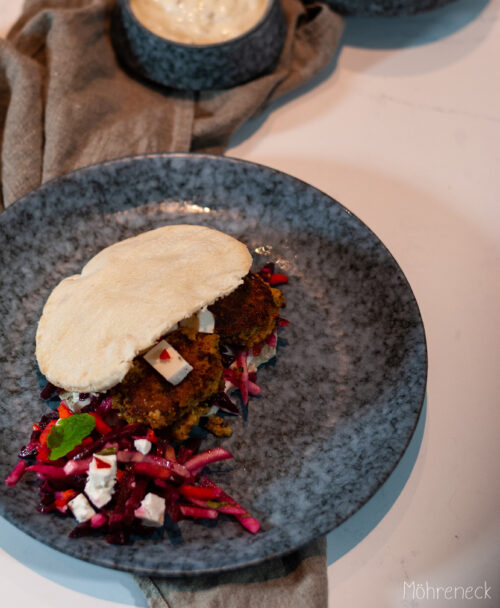 Falafel-Sandwich mit Wurzelgemüsesalat