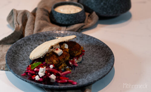 Falafel-Sandwich mit Wurzelgemüsesalat