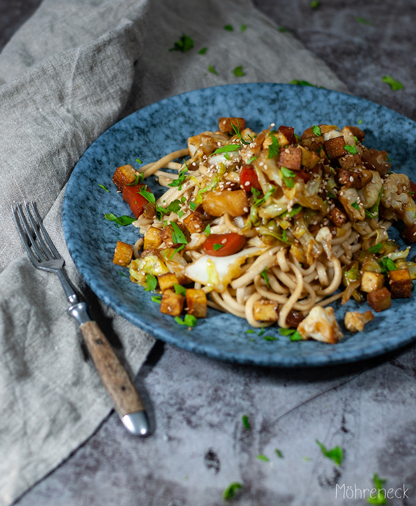 Spitzkohlpfanne mit Hoisin-Sauce