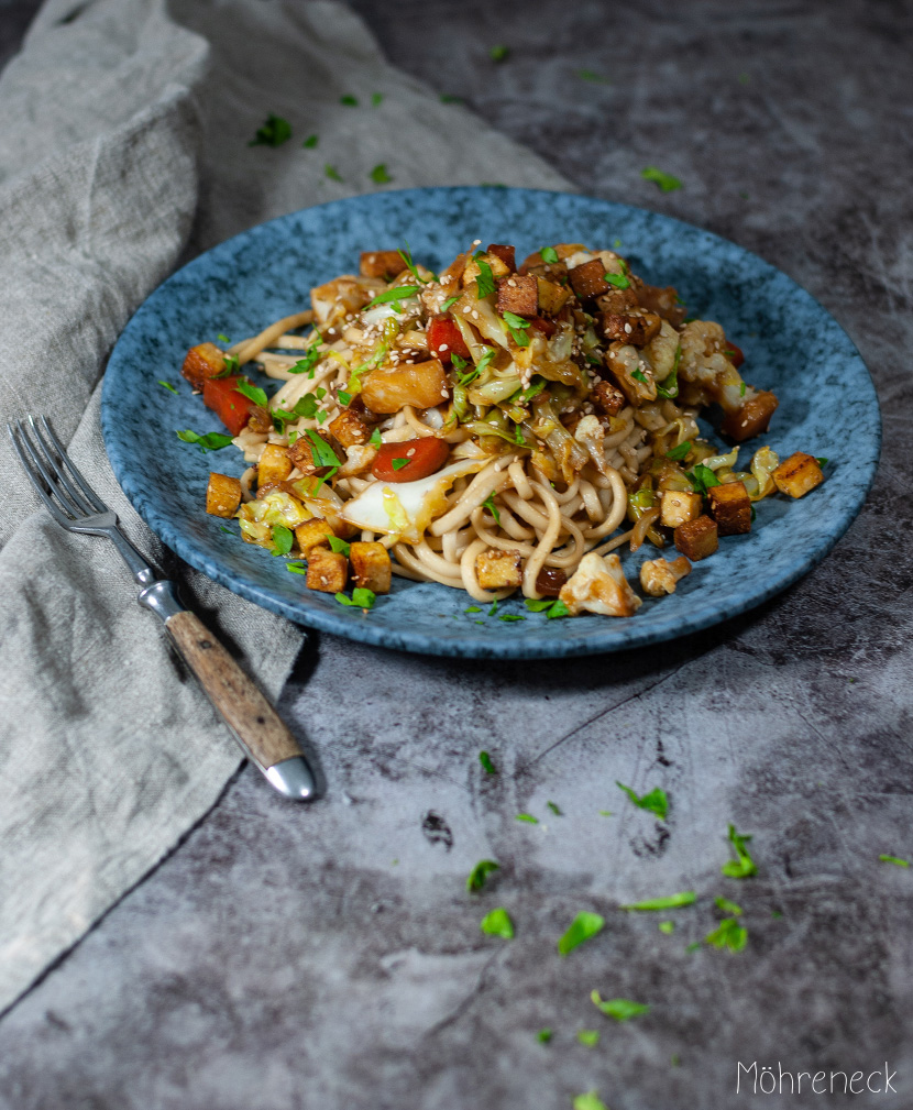 Spitzkohlpfanne mit Hoisin-Sauce