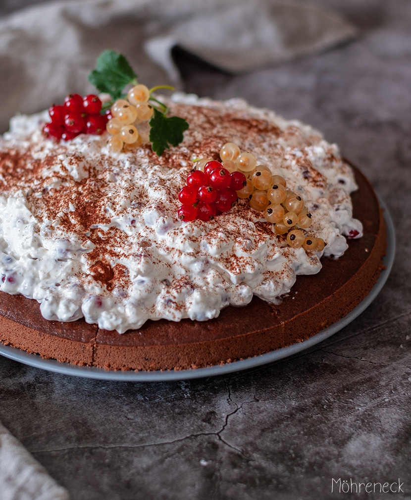 Schokobiskuit mit Johannisbeeren-Mascarpone - Möhreneck