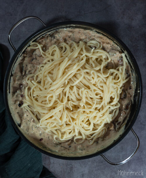 Pasta mit Pilz-Preiselbeeren-Rahmsauce