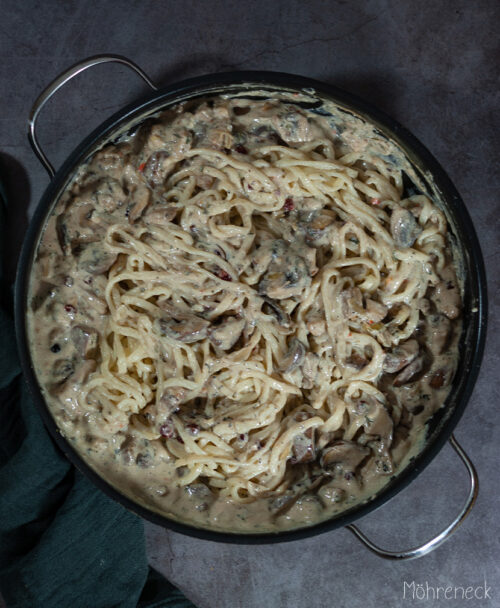 Pasta mit Pilz-Preiselbeeren-Rahmsauce