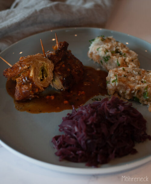 Rouladen mit Rotkraut und Serviettenknödel