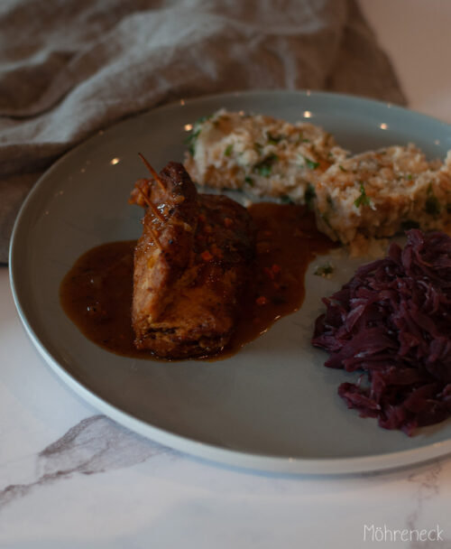 Rouladen mit Rotkraut und Serviettenknödel