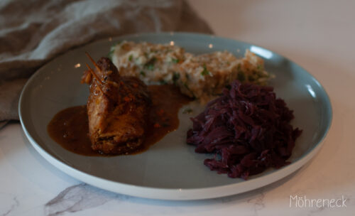 Rouladen mit Rotkraut und Serviettenknödel