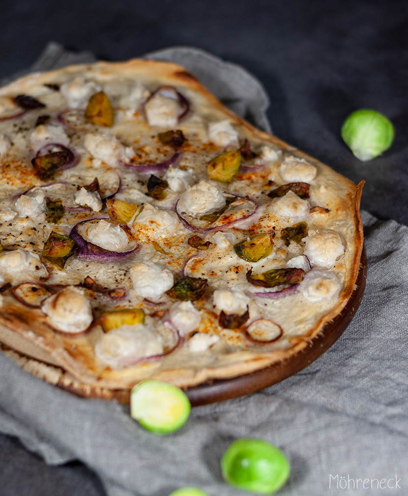 Flammkuchen mit Rosenkohl und Feta-Bröseln