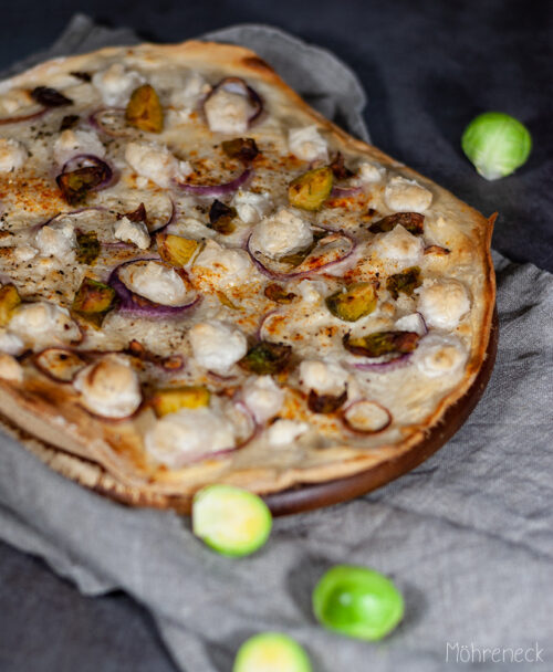 Flammkuchen mit Rosenkohl und Feta-Bröseln