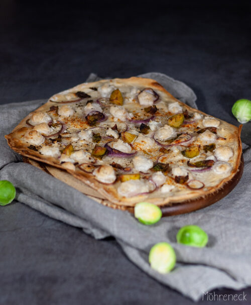 Flammkuchen mit Rosenkohl und Feta-Bröseln