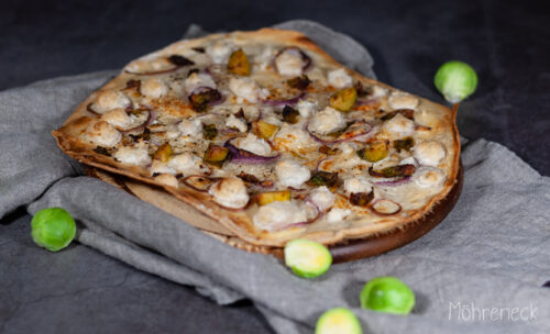 Flammkuchen mit Rosenkohl und Feta-Bröseln