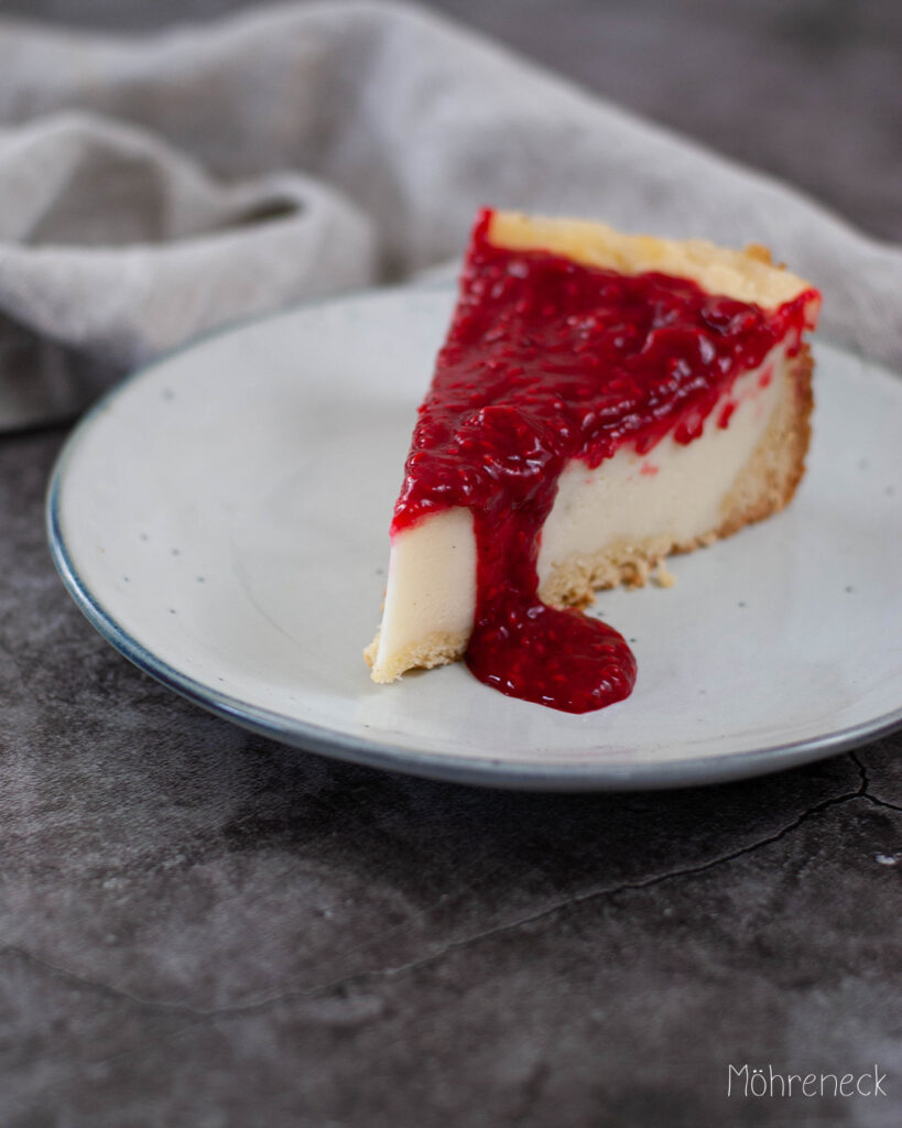 veganer Käsekuchen mit Himbeer-Sauce