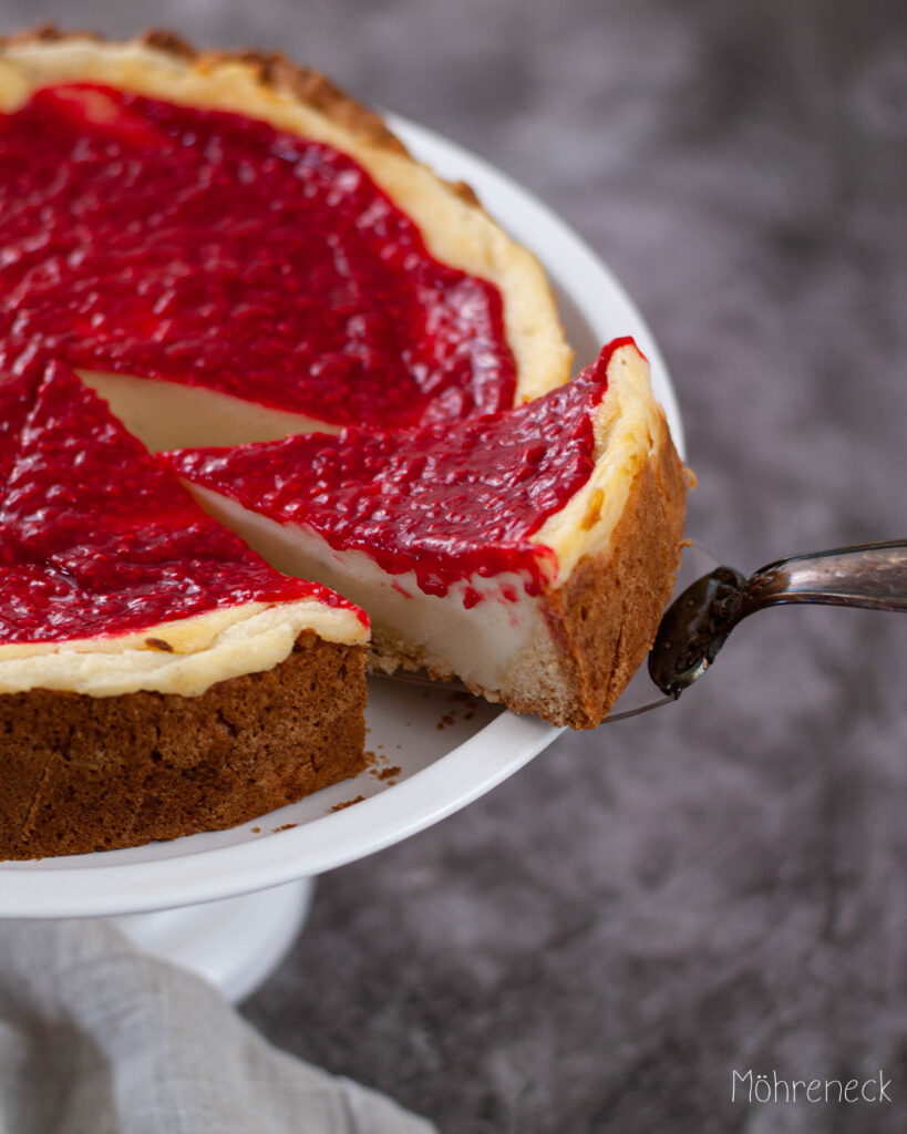 veganer Käsekuchen mit Himbeer-Sauce