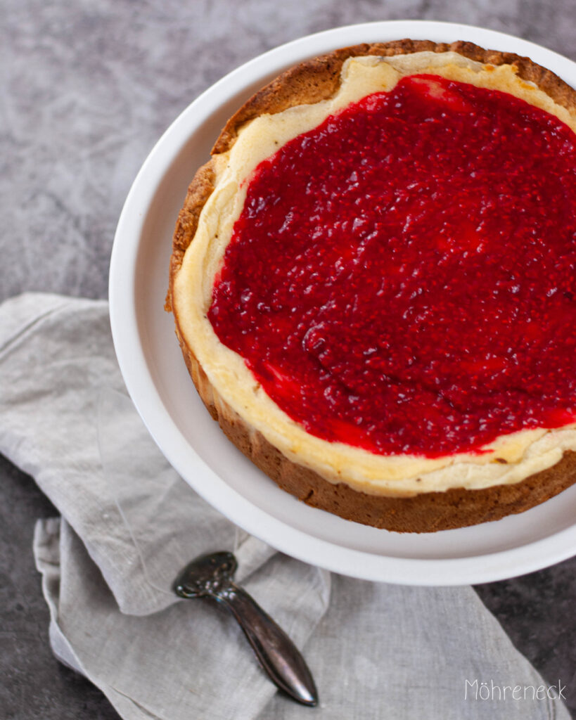 veganer Käsekuchen mit Himbeer-Sauce