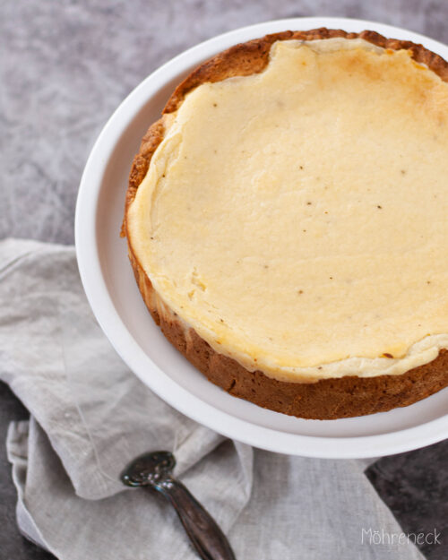 veganer Käsekuchen mit Himbeer-Sauce