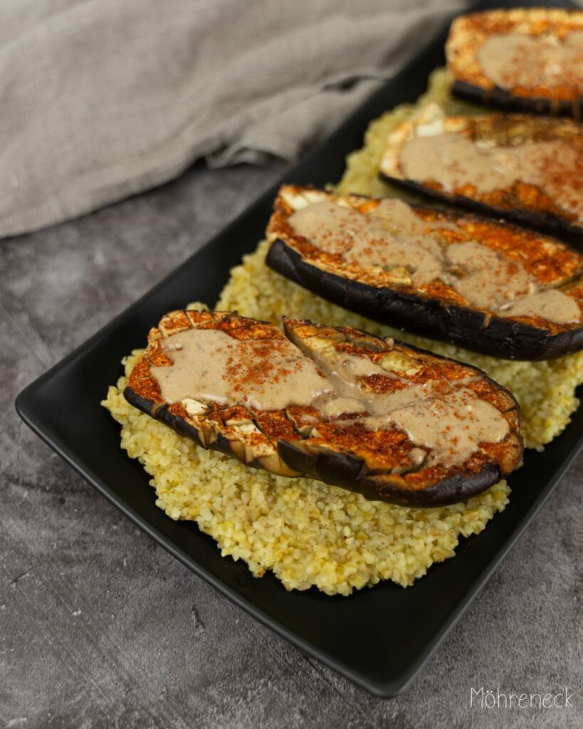 gebackene Aubergine mit Sesamsauce auf Bulgur