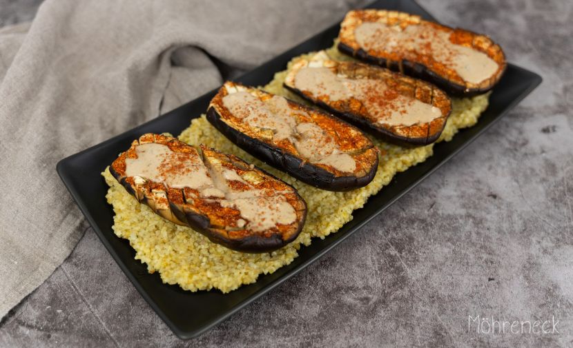 gebackene Aubergine mit Sesamsauce auf Bulgur